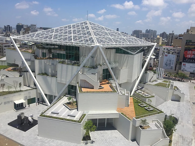 臺南藝術(shù)博物館，五邊形屋頂天篷下的堆疊體塊